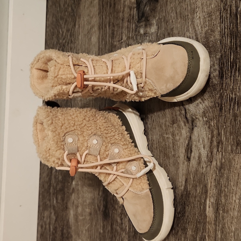 Sorel girl teddy boots size 1
